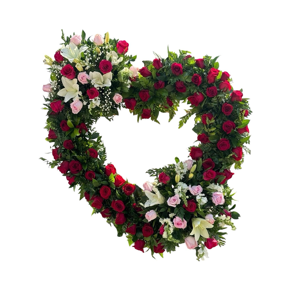 💖 Arreglo Floral en Forma de Corazón con Rosas y Lirios 💖